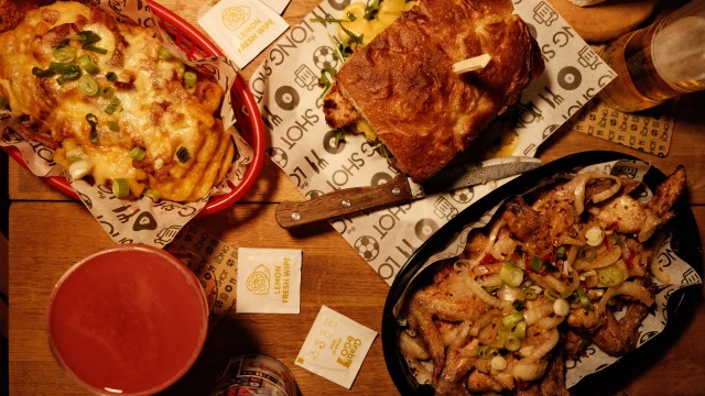 Wings, sarnie and nachos